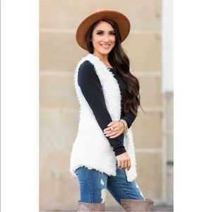 Ailis Corner womens long white Sherpa vest size small